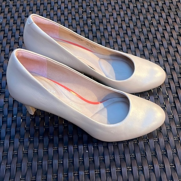 ROCKPORT Total Motion tan nude Pointed Toe Pump size 7 - Picture 1 of 14